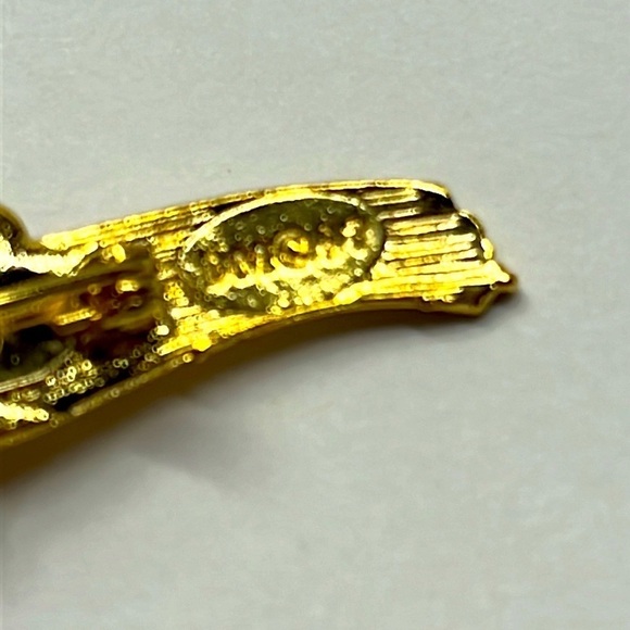 Rose Bouquet Vintage signed DM97 Red Rose Gold Tone Bouquet Brooch 1 Dozen Roses - Picture 5 of 10